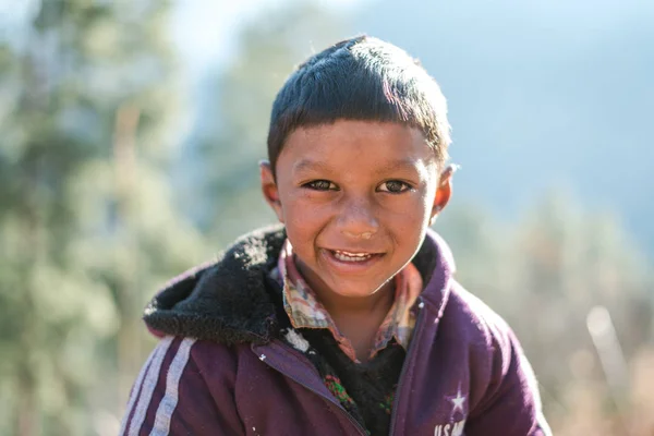 Kullu, Himachal Pradesh, India - 17 de enero de 2019: Retrato de niño en la montaña, pueblo del Himalaya  - — Foto de Stock