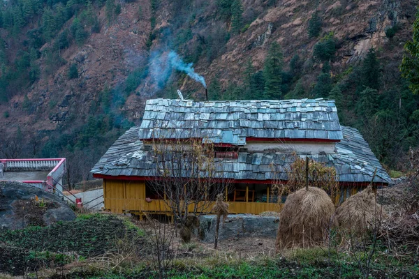 Typical wooden alpine house in himachal in himalayas — Stock Photo, Image