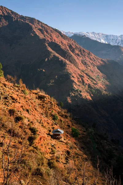 Típica casa alpina de madera en himachal en himalaya — Foto de Stock