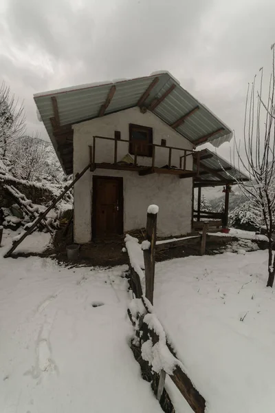 Śnieg pokryte drewnianym domu w hijak w zimie — Zdjęcie stockowe