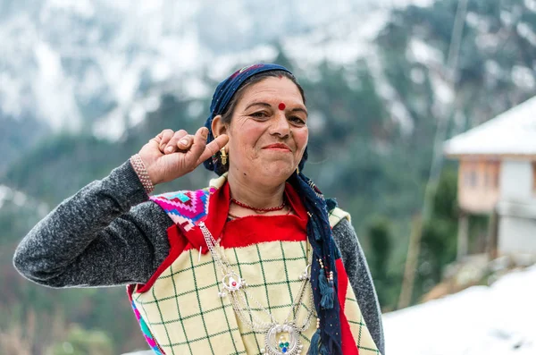 Kullu, Himachal Pradesh, India - 25 gennaio 2019: donna himachali in abito tradizionale sorridente in himalaya — Foto Stock