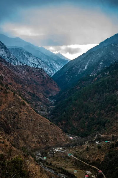 インドのヒマラヤ山脈の山頂からの夕日の眺め — ストック写真