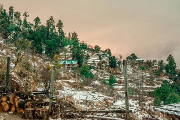 Casa de madera cubierta de nieve en himalaya en inviernos —  Fotos de Stock