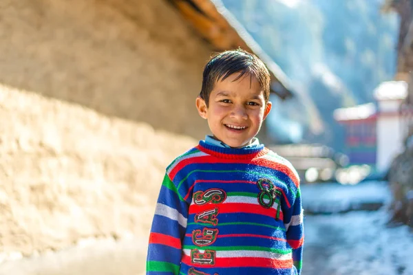 Kullu, Himachal Pradesh, India - 26 de enero de 2019: Niño sonriente con un peinado elegante al aire libre. Mirando la cámara. Adolescente chico — Foto de Stock