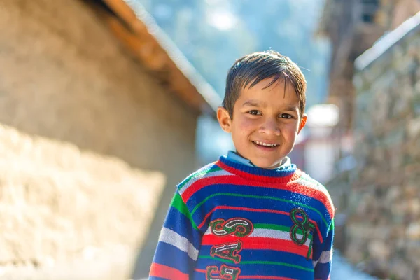 Kullu, Himachal Pradesh, India - 26 de enero de 2019: Niño sonriente con un peinado elegante al aire libre. Mirando la cámara. Adolescente chico — Foto de Stock