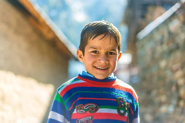库尔卢，印度，印度 - 2019年1月26日： 微笑的小男孩与时尚的发型户外。看着相机少年 — 图库照片