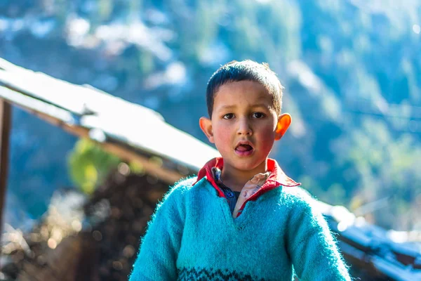 Kullu, Himachal Pradesh, Índia - 26 de janeiro de 2019: Garoto sorridente com penteado elegante ao ar livre. A olhar para a câmara. Menino adolescente — Fotografia de Stock