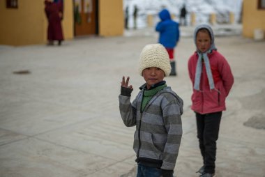 Spiti, Himachal Pradesh, Hindistan - 24 Mart 2019 : Himalaya çocuğunun spiti fotoğrafı