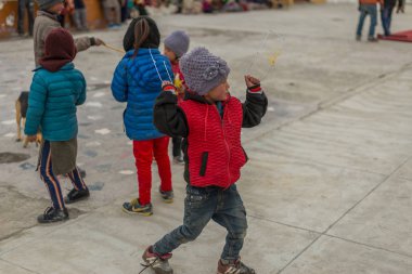 Spiti, Himachal Pradesh, Hindistan - 24 Mart 2019 : Himalaya çocuklarının spiti fotoğrafı