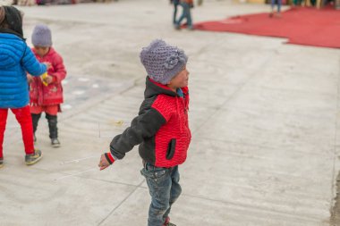 Spiti, Himachal Pradesh, Hindistan - 24 Mart 2019 : Himalaya çocuklarının spiti fotoğrafı