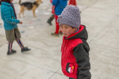 Spiti, Himachal Pradesh, Hindistan - 24 Mart 2019 : Himalaya çocuklarının spiti fotoğrafı