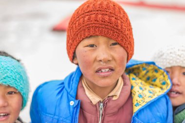 Spiti, Himachal Pradesh, Hindistan - 24 Mart 2019 : Himalaya çocuklarının spiti fotoğrafı