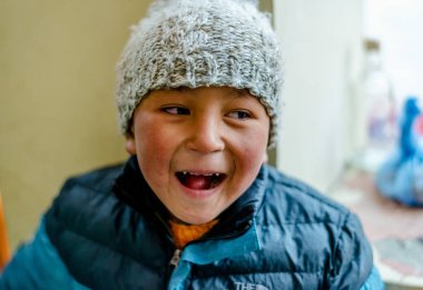 Spiti, Himachal Pradesh, Hindistan - 24 Mart 2019 : Himalayalar'daki çocuğun portresi