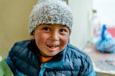 Spiti, Himachal Pradesh, Hindistan - 24 Mart 2019 : Himalayalar'daki çocuğun portresi