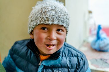 Spiti, Himachal Pradesh, Hindistan - 24 Mart 2019 : Himalayalar'daki çocuğun portresi