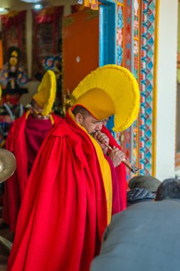 Spiti, Himachal Pradesh, Hindistan - 24 Mart 2019 : Himalayalar'da maske dansı için elbise giyen lama fotoğrafı