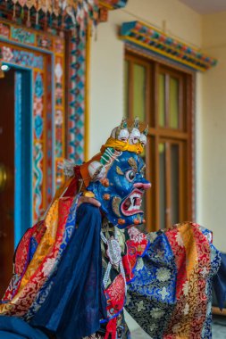 Spiti, Himachal Pradesh, Hindistan - 24 Mart 2019 : Himalayalar'da maske dansı için elbise giyen lama fotoğrafı