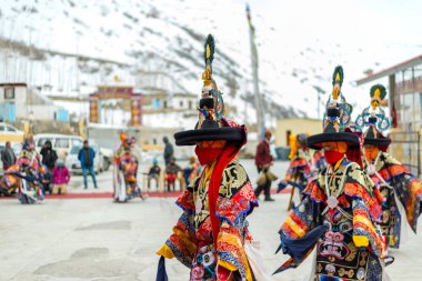 Spiti, Himachal Pradesh, Hindistan - 24 Mart 2019 : Geleneksel Lama Maskesi Dansı