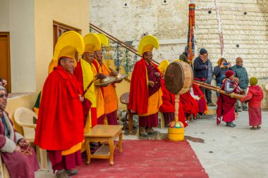 Spiti, Himachal Pradesh, Hindistan - 24 Mart 2019 : Geleneksel Lama Maskesi Dansı