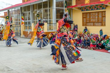 Spiti, Himachal Pradesh, Hindistan - 24 Mart 2019 : Geleneksel Lama Maskesi Dansı