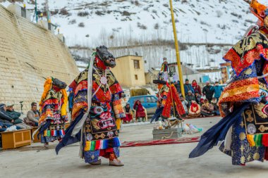 Spiti, Himachal Pradesh, Hindistan - 24 Mart 2019 : Festival zamanında mistik maske dansı teşresi giymiş Tibetli budist lamalar