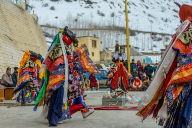 Spiti, Himachal Pradesh, Hindistan - 24 Mart 2019 : Festival zamanında mistik maske dansı teşresi giymiş Tibetli budist lamalar