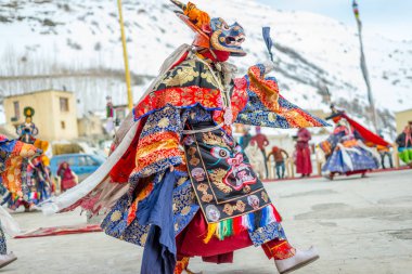 Spiti, Himachal Pradesh, Hindistan - 24 Mart 2019 : Festival zamanında mistik maske dansı teşresi giymiş Tibetli budist lamalar