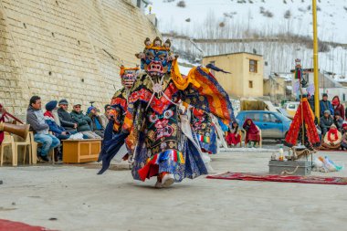 Spiti, Himachal Pradesh, Hindistan - 24 Mart 2019 : Festival zamanında mistik maske dansı teşresi giymiş Tibetli budist lamalar