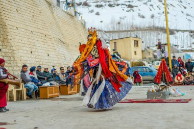 Spiti, Himachal Pradesh, Hindistan - 24 Mart 2019 : Festival zamanında mistik maske dansı teşresi giymiş Tibetli budist lamalar