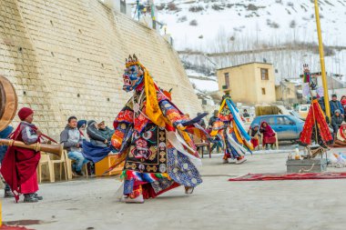 Spiti, Himachal Pradesh, Hindistan - 24 Mart 2019 : Festival zamanında mistik maske dansı teşresi giymiş Tibetli budist lamalar