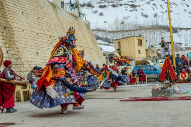 Spiti, Himachal Pradesh, Hindistan - 24 Mart 2019 : Festival zamanında mistik maske dansı teşresi giymiş Tibetli budist lamalar