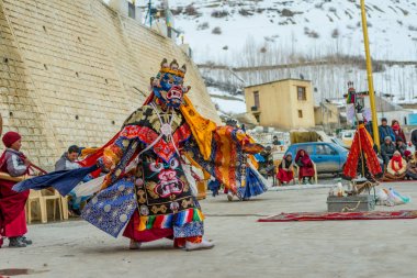 Spiti, Himachal Pradesh, Hindistan - 24 Mart 2019 : Festival zamanında mistik maske dansı teşresi giymiş Tibetli budist lamalar