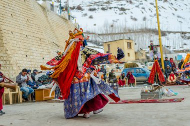 Spiti, Himachal Pradesh, Hindistan - 24 Mart 2019 : Festival zamanında mistik maske dansı teşresi giymiş Tibetli budist lamalar