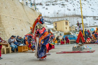 Spiti, Himachal Pradesh, Hindistan - 24 Mart 2019 : Festival zamanında mistik maske dansı teşresi giymiş Tibetli budist lamalar