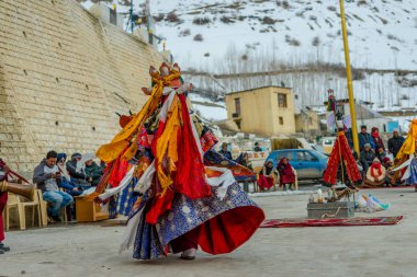 Spiti, Himachal Pradesh, Hindistan - 24 Mart 2019 : Festival zamanında mistik maske dansı teşresi giymiş Tibetli budist lamalar