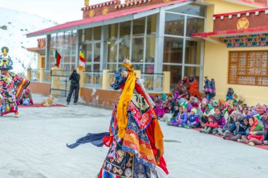 Spiti, Himachal Pradesh, Hindistan - 24 Mart 2019 : Festival zamanında mistik maske dansı teşresi giymiş Tibetli budist lamalar