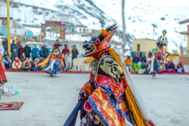 Spiti, Himachal Pradesh, Hindistan - 24 Mart 2019 : Festival zamanında mistik maske dansı teşresi giymiş Tibetli budist lamalar