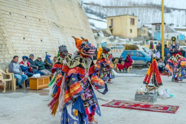 Spiti, Himachal Pradesh, Hindistan - 24 Mart 2019 : Festival zamanında mistik maske dansı teşresi giymiş Tibetli budist lamalar