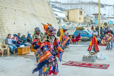 Spiti, Himachal Pradesh, Hindistan - 24 Mart 2019 : Festival zamanında mistik maske dansı teşresi giymiş Tibetli budist lamalar
