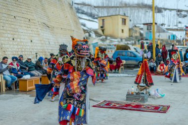 Spiti, Himachal Pradesh, Hindistan - 24 Mart 2019 : Festival zamanında mistik maske dansı teşresi giymiş Tibetli budist lamalar