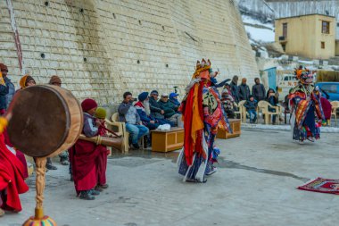 Spiti, Himachal Pradesh, Hindistan - 24 Mart 2019 : Festival zamanında mistik maske dansı teşresi giymiş Tibetli budist lamalar