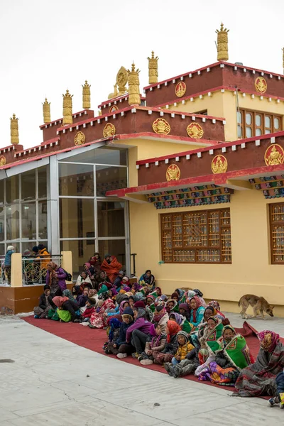 Spiti, Himachal Pradesh, India - 24 marzo 2019: la gente del posto si riunisce per la danza della maschera lama in himalaya — Foto Stock
