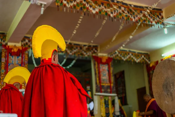 Spiti, Himachal Pradesh, Hindistan - 24 Mart 2019 : Himalayalar'da maske dansı için elbise giyen lama fotoğrafı