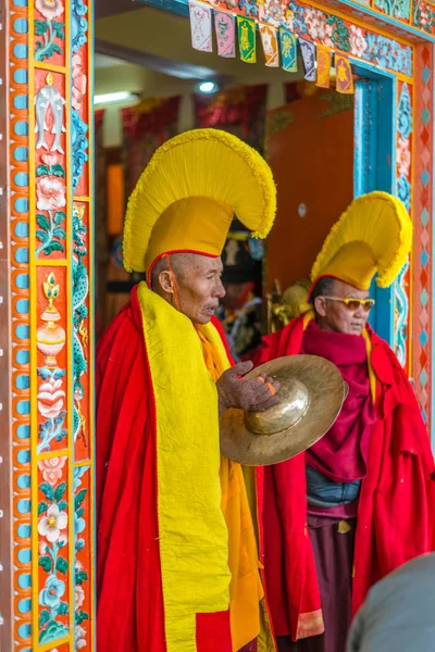 Spiti, Himachal Pradesh, India - 24 marzo 2019: Foto di lama che indossa un abito per la danza in maschera in himalaya — Foto Stock