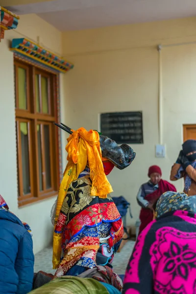 Спити, Химачал-Прадеш, Индия - 24 марта 2019 года: фото ламы в платье для танца маски в Гималаях — стоковое фото
