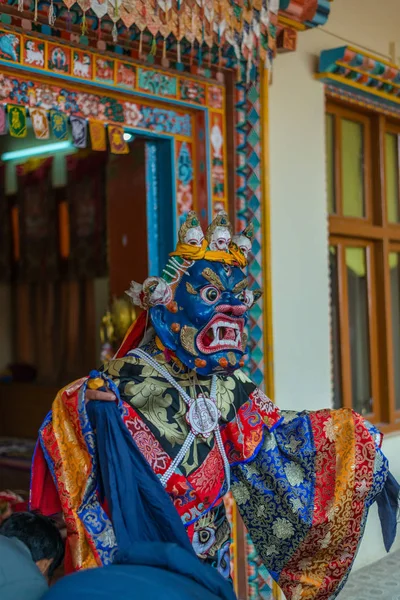 Spiti, Himachal Pradesh, Indien-24 mars 2019: foto av Lama klädd klänning för mask Dans i Himalaya — Stockfoto