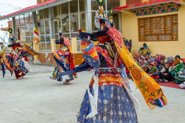Spiti, Himachal Pradesh, India - 24 de marzo de 2019: Baile tradicional de máscaras Lama —  Fotos de Stock