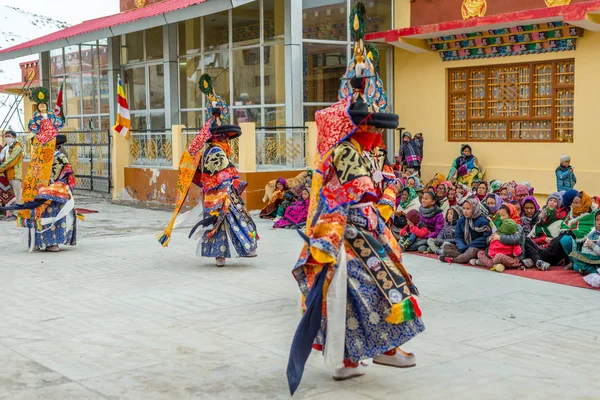 Spiti, Himachal Pradesh, Inde - 24 mars 2019 : Danse traditionnelle au masque de lama — Photo