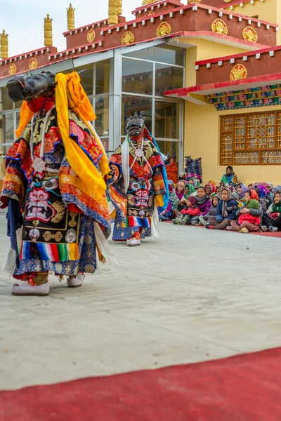 Spiti, Himachal Pradesh, Inde - 24 mars 2019 : Danse traditionnelle au masque de lama en himalaya — Photo