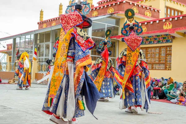 Spiti, Himachal Pradesh, Inde - 24 mars 2019 : Lamas bouddhistes tibétains vêtus d'un masque mystique danse Tsam mystère au moment du festival — Photo